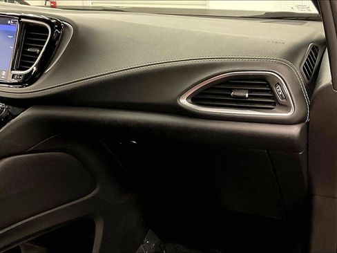 Used 2025 Chrysler Pacifica Limited FWD image 17