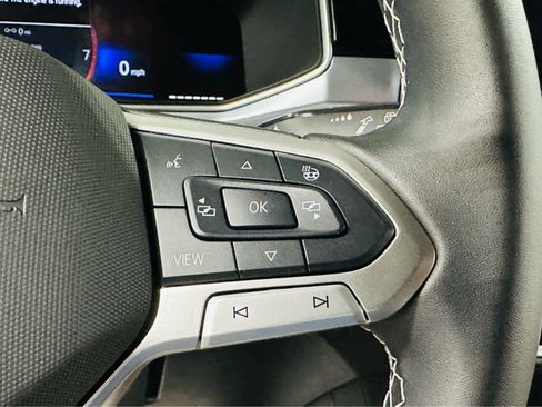 Certified 2025 Volkswagen Taos SE image 17