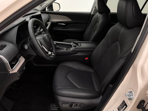 Used 2024 Toyota Grand Highlander Platinum image 11