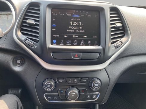 Used 2018 Jeep Cherokee Latitude Plus w/ Cold Weather Group AWD/4WD image 17