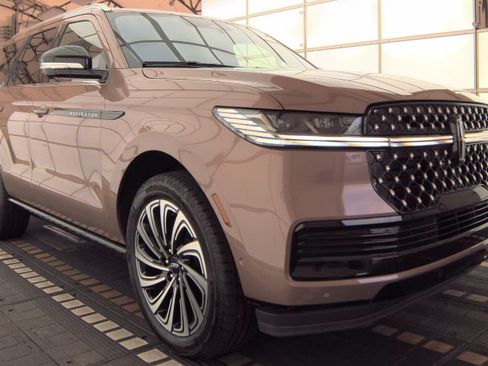 Used 2025 Lincoln Navigator Black Label AWD/4WD image 4