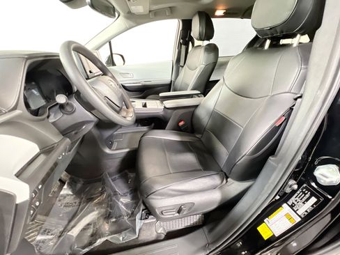 Used 2025 Toyota Sienna LE w/ LE Plus Package image 19