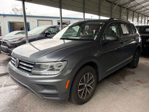 Used 2021 Volkswagen Tiguan SE w/ Panoramic Sunroof Package FWD image 3