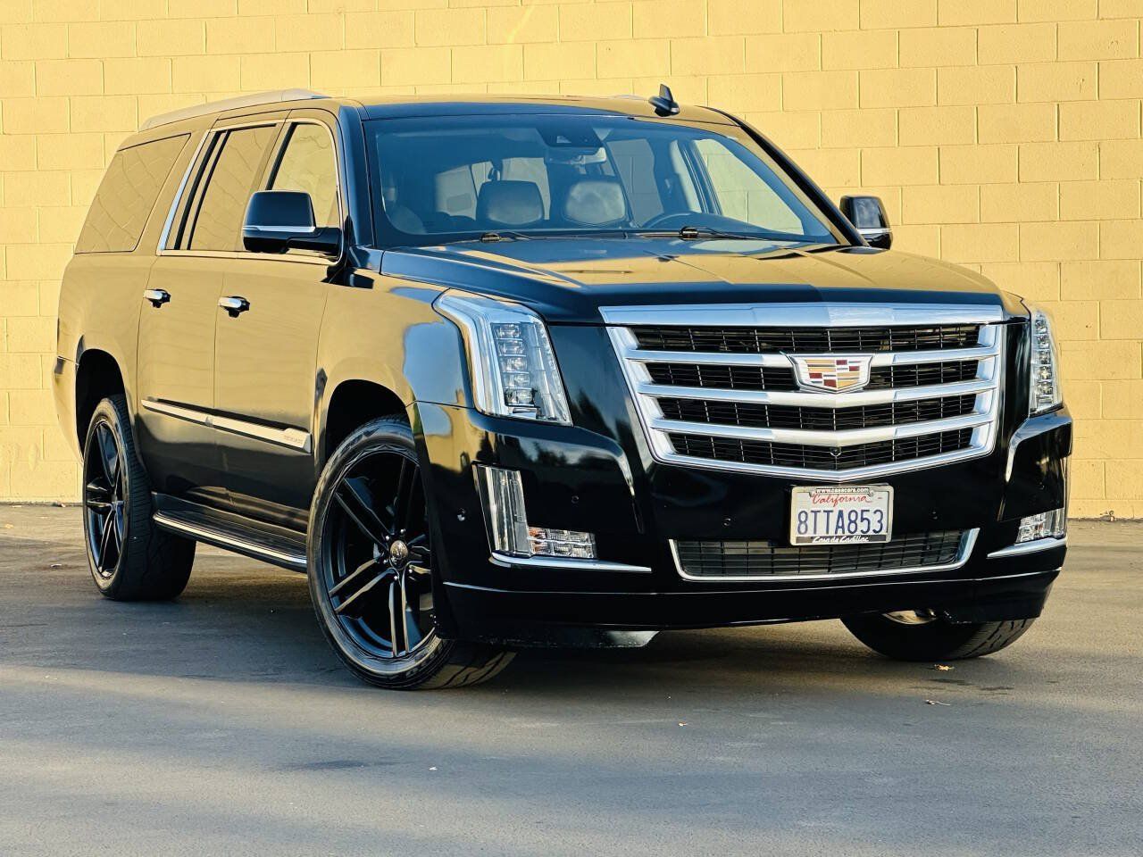 Used 2017 Cadillac Escalade ESV Luxury RWD image 1