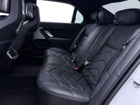 Used 2023 BMW 740i w/ Executive Package image 56