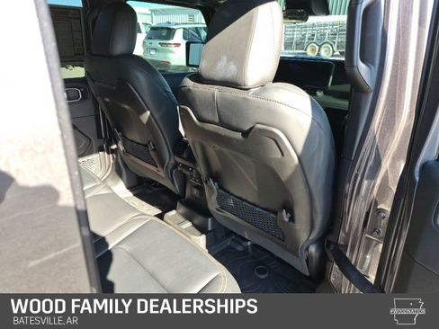 Used 2025 Jeep Wrangler Sahara image 30