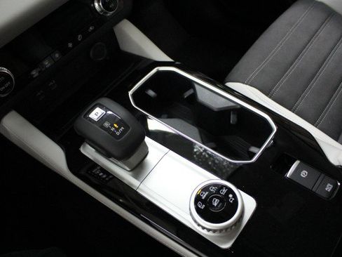 New 2025 Mitsubishi Outlander SE image 14