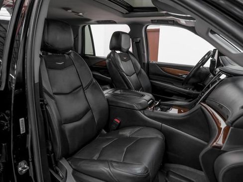 Used 2018 Cadillac Escalade Luxury image 30