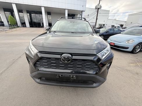 Used 2020 Toyota RAV4 XLE FWD image 2