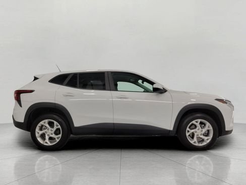 Used 2024 Chevrolet Trax LS w/ LS Convenience Package FWD image 11