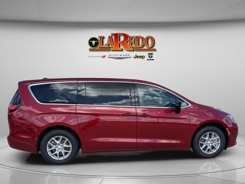 New 2026 Chrysler Pacifica Select image 8