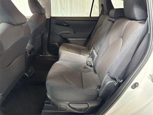 Used 2023 Toyota Highlander LE image 12
