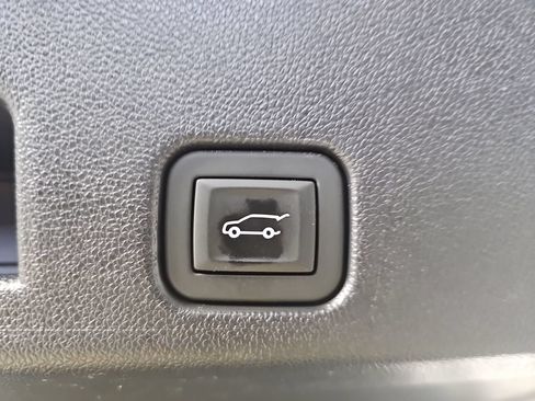 Used 2025 Chevrolet Traverse LT FWD image 18