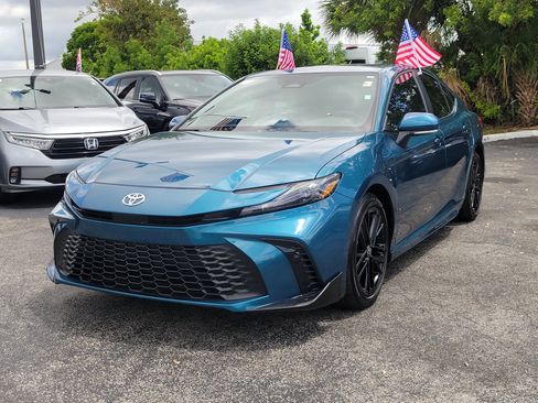 Used 2025 Toyota Camry SE FWD image 5