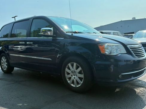 Used 2012 Chrysler Town & Country Touring-L w/ Driver Convenience Group FWD image 3