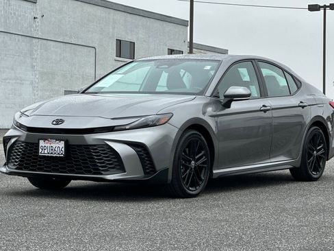 Used 2025 Toyota Camry SE image 9