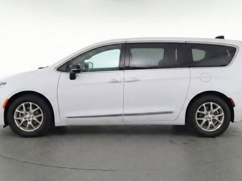 Used 2024 Chrysler Pacifica Touring-L image 11