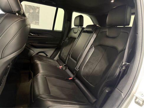 Used 2024 Jeep Grand Cherokee Altitude image 14