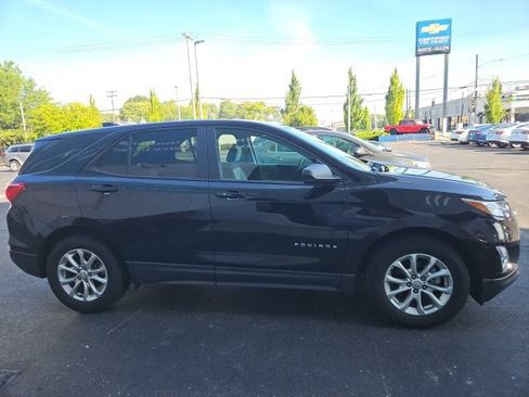 Used 2021 Chevrolet Equinox LS w/ LS Convenience Package FWD image 2