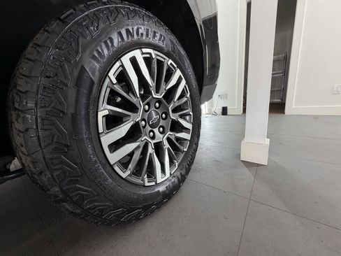 Used 2025 Chevrolet Suburban Z71 image 5