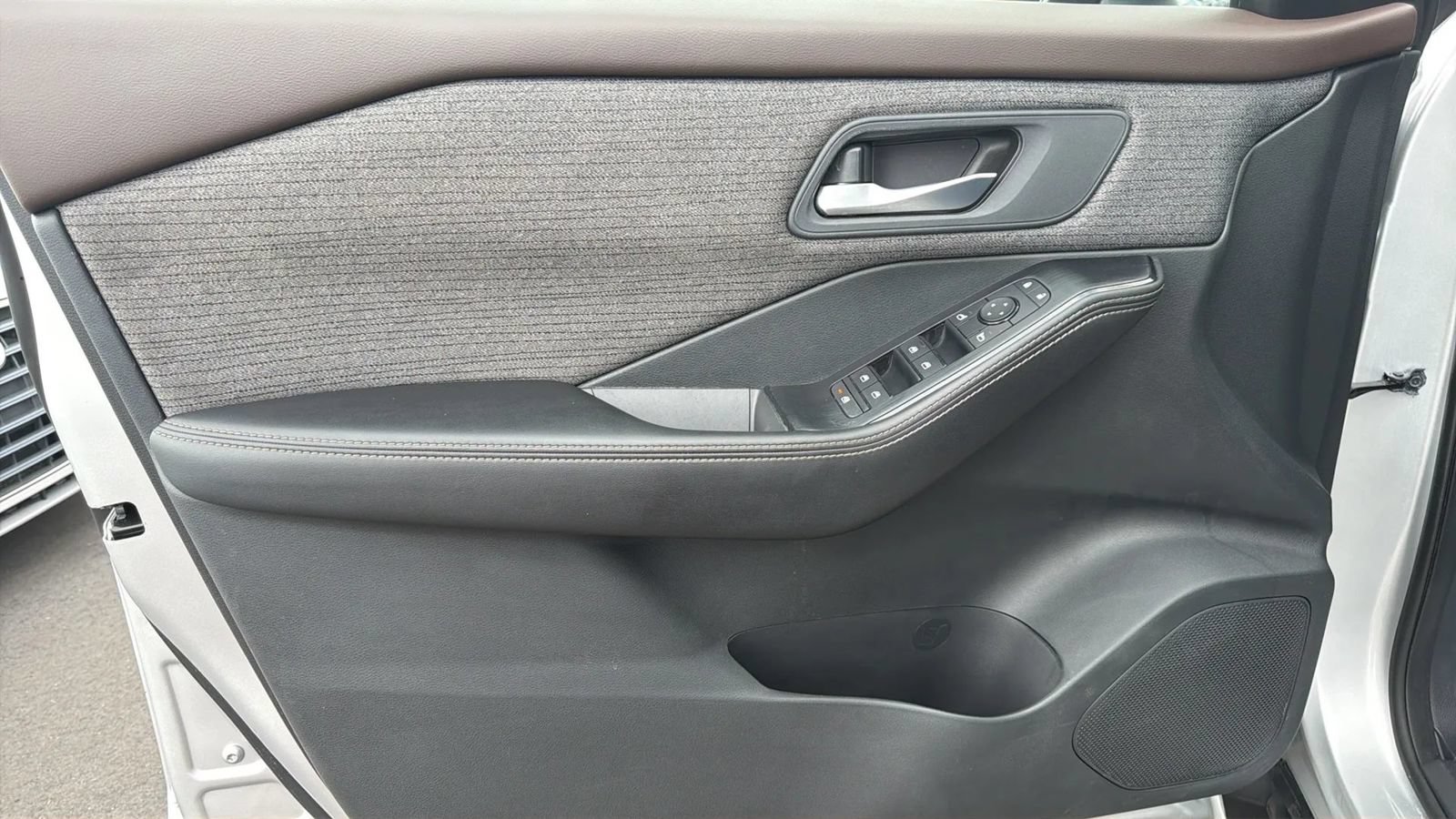 Used 2021 Nissan Rogue SV FWD image 12