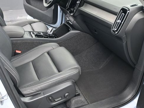 Used 2025 Volvo XC40 B5 Plus image 18