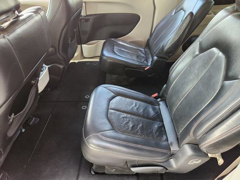 Used 2018 Chrysler Pacifica Touring-L FWD image 32