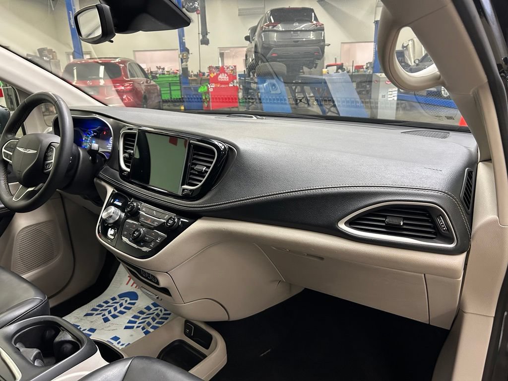 Used 2023 Chrysler Pacifica Touring-L FWD image 15