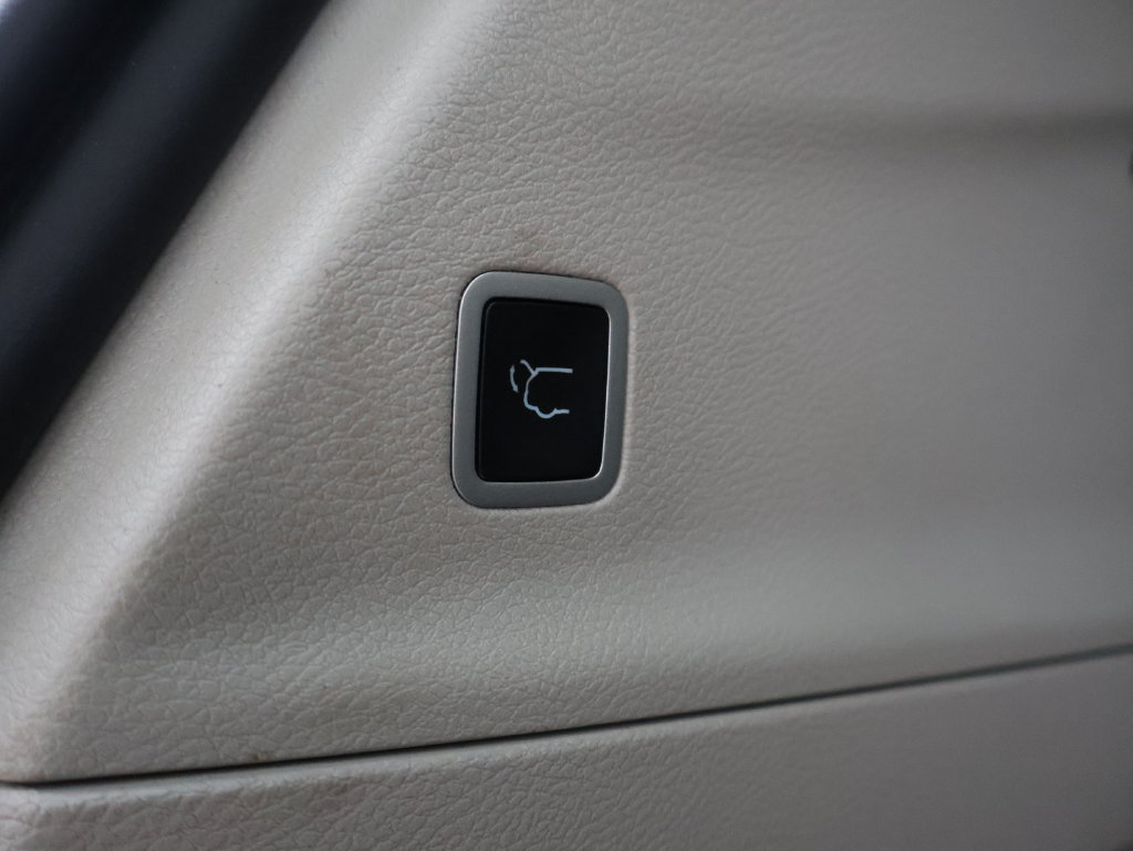 Used 2023 Chrysler Pacifica Limited FWD image 9