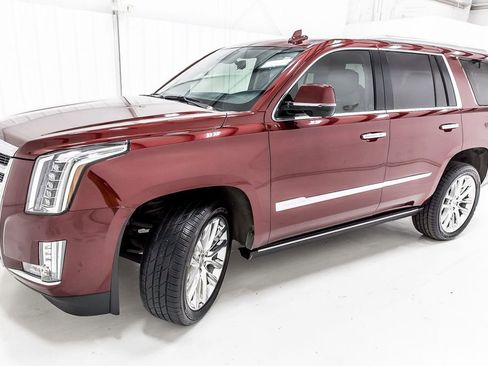 Used 2020 Cadillac Escalade Premium Luxury RWD image 2