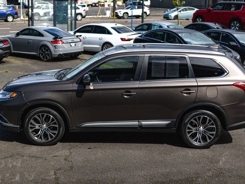 Used 2017 Mitsubishi Outlander GT AWD/4WD image 11