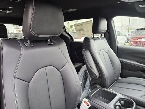 New 2026 Chrysler Pacifica Select image 29