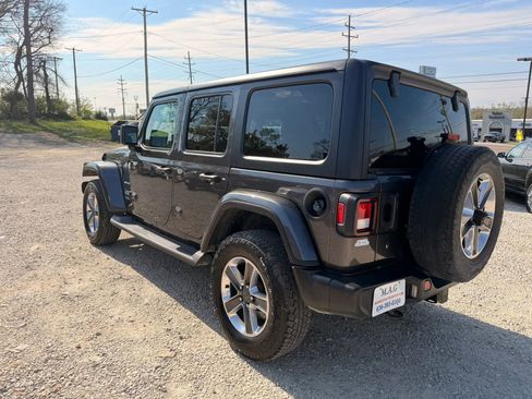 Used 2018 Jeep Wrangler Unlimited Sahara AWD/4WD image 3