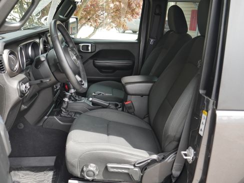 Used 2019 Jeep Wrangler Sport AWD/4WD image 3