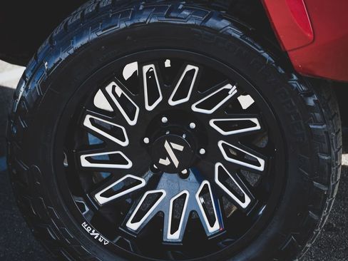 Used 2019 Toyota Tacoma SR5 image 2