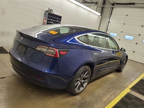 Used 2019 Tesla Model 3 Standard Range Plus image 4
