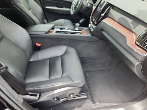 Used 2023 Volvo XC60 B5 Plus image 10