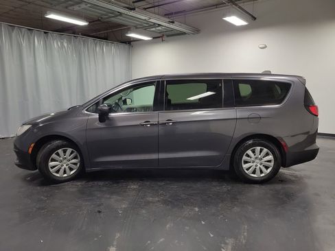 Used 2020 Chrysler Voyager L image 6