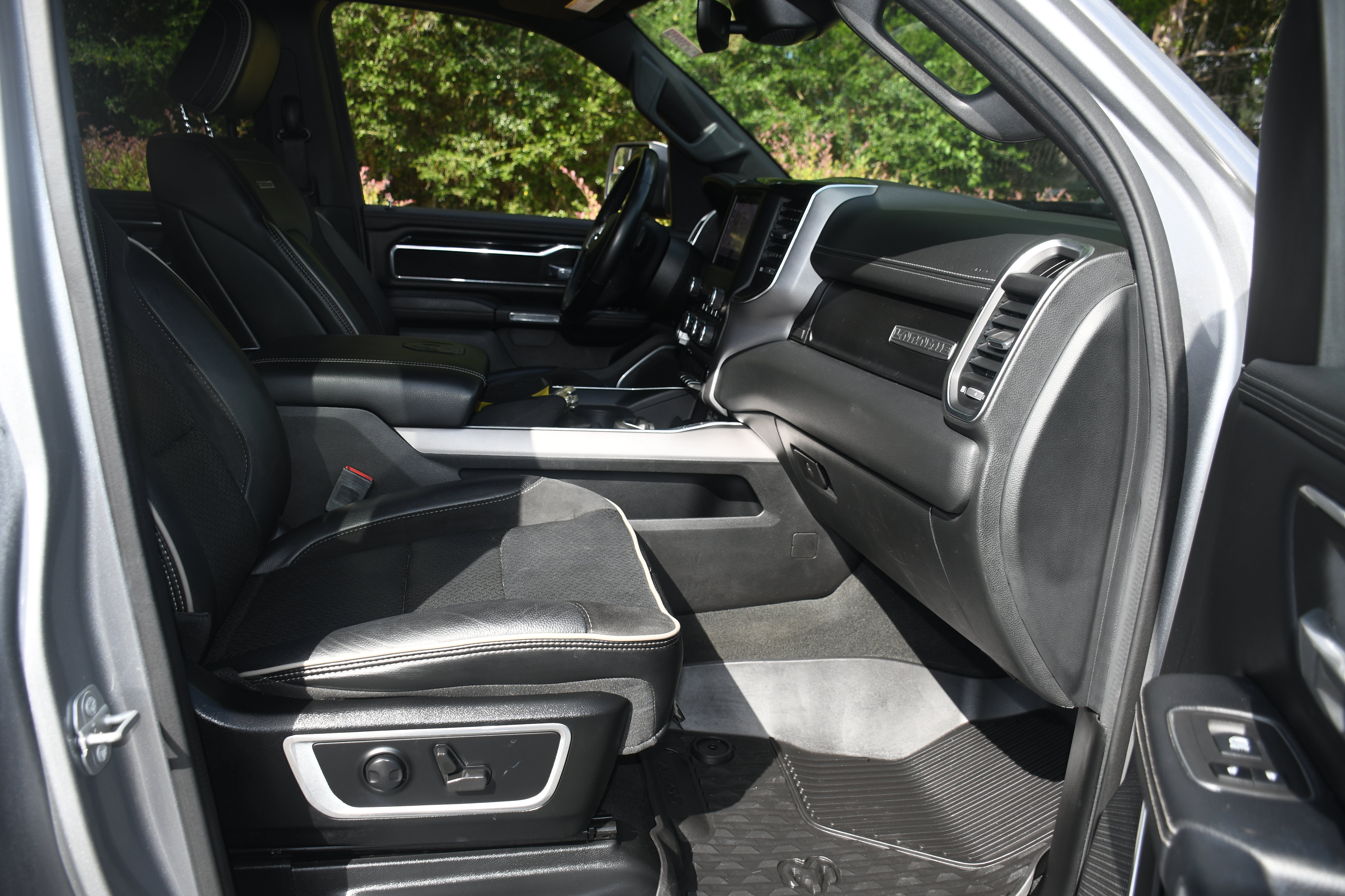 Used 2022 RAM 1500 Laramie w/ Sport Appearance Package AWD/4WD image 21