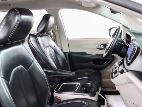 Used 2023 Chrysler Pacifica Touring-L FWD image 27