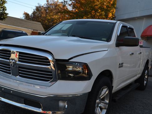 Used 2017 RAM 1500 Classic SLT image 3