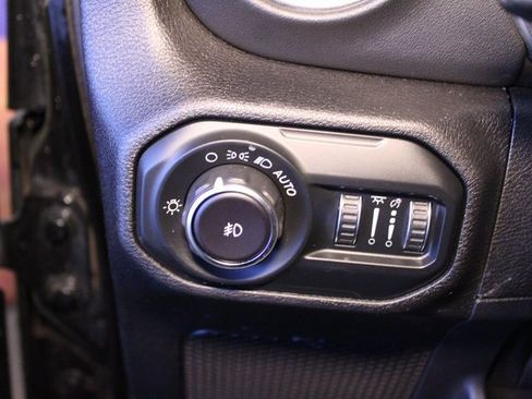 Used 2018 Jeep Wrangler Unlimited Sahara w/ Uconnect 4C Nav & Sound Group image 13