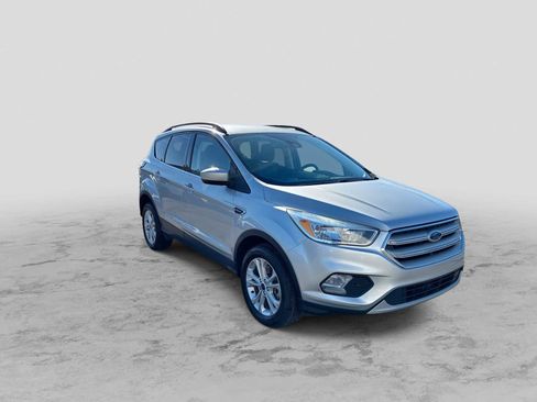 Used 2018 Ford Escape SE w/ Ford Safe & Smart Package image 2