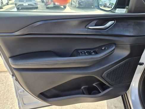 Used 2025 Jeep Grand Cherokee Altitude AWD/4WD image 11