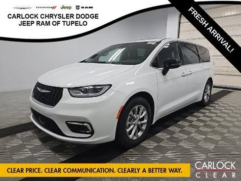 Used 2026 Chrysler Pacifica Limited FWD image 1