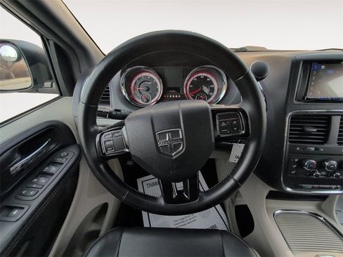 Used 2017 Dodge Grand Caravan SXT image 12