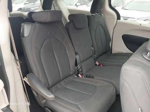 Used 2018 Chrysler Pacifica Touring Plus w/ Tire & Wheel Group FWD image 16