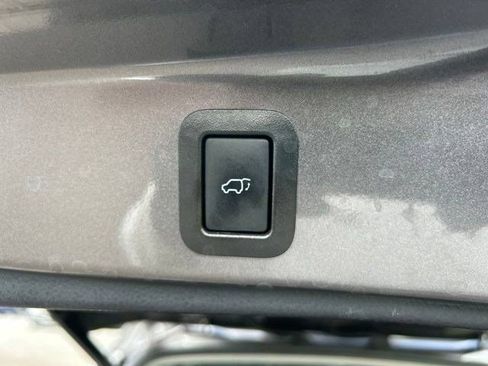 Used 2019 Toyota Highlander XLE FWD image 51