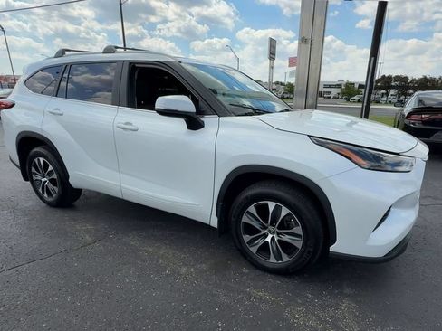 Used 2023 Toyota Highlander XLE AWD/4WD image 2