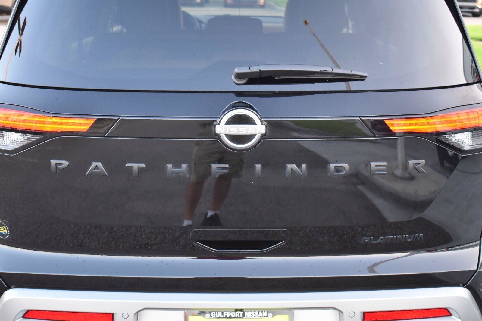Used 2025 Nissan Pathfinder Platinum w/ Black Appearance Package FWD image 9
